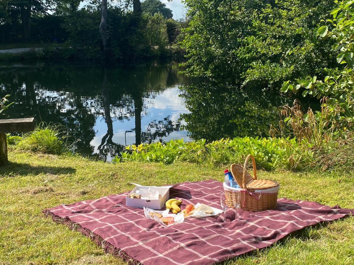 Kingfisher Cabin - Wild Escapes Wrenbury Off Grid Glamping - Ages 12 And Over Baddiley Exterior foto